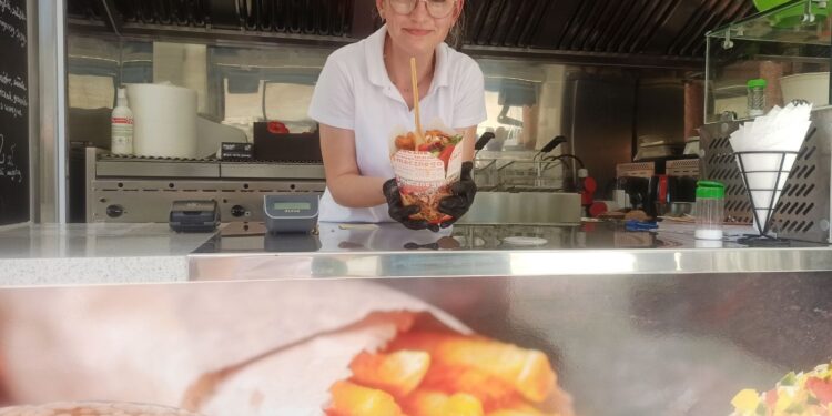 Sandomierz: Caritas zaprasza do food trucka na starówce.