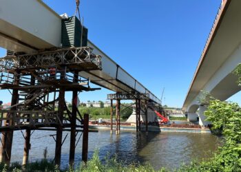 Sandomierz:  300-tonowy kolos dotarł na miejsce – finał trudnego etapu budowy mostu.