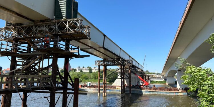 Sandomierz:  300-tonowy kolos dotarł na miejsce – finał trudnego etapu budowy mostu.