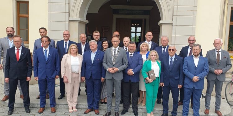 Tarnobrzeg: Ślubowanie radnych, Wybór prezydium. Zaprzysiężenie prezydenta