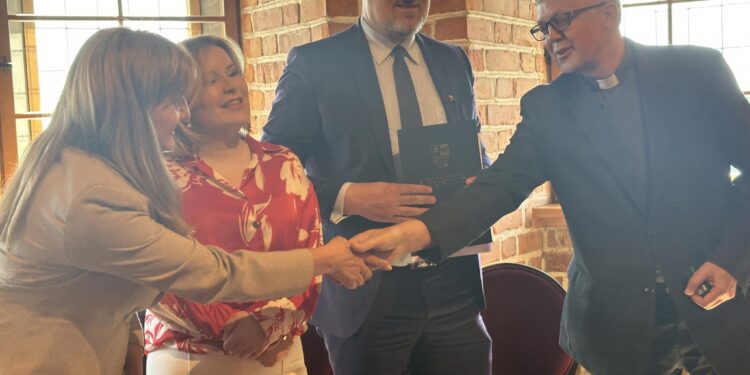 Sandomierz, Koprzywnica, Obrazów: Pieniądze na konserwację zabytków.