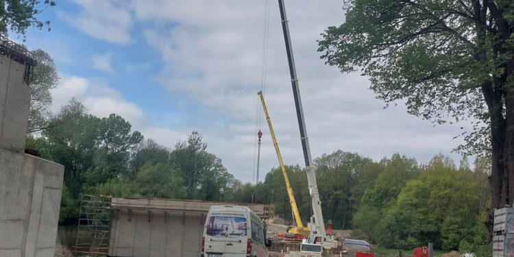 Bieliny: Budowa mostu trwa