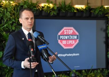 Stalowa Wola: Poseł Weber zachęca mieszkańców do składania podpisów pod projektem mrożącym ceny energii i gazu.