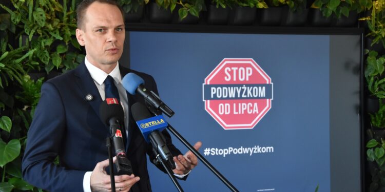 Stalowa Wola: Poseł Weber zachęca mieszkańców do składania podpisów pod projektem mrożącym ceny energii i gazu.