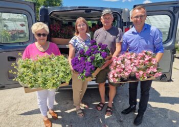 Łoniów: Kwiaty do domu dziecka.