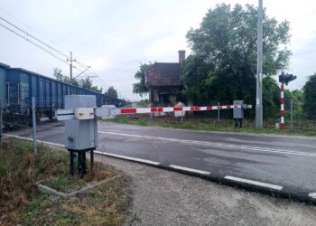 Tarnobrzeg, Nowa Dęba. Pociąg blokuje przejazd kolejowy