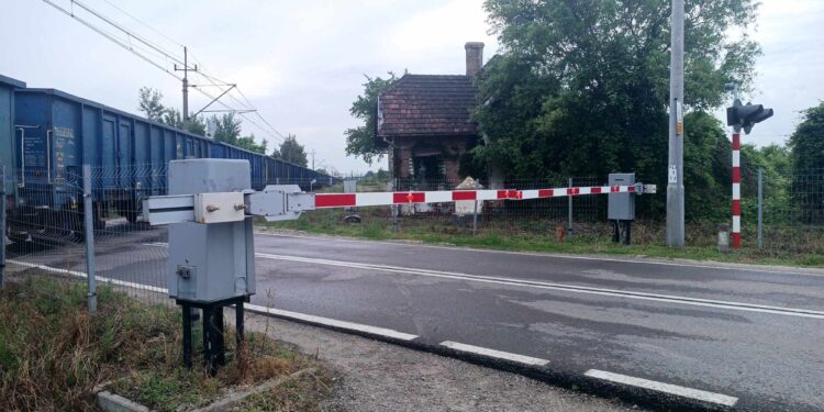 Tarnobrzeg, Nowa Dęba. Pociąg blokuje przejazd kolejowy