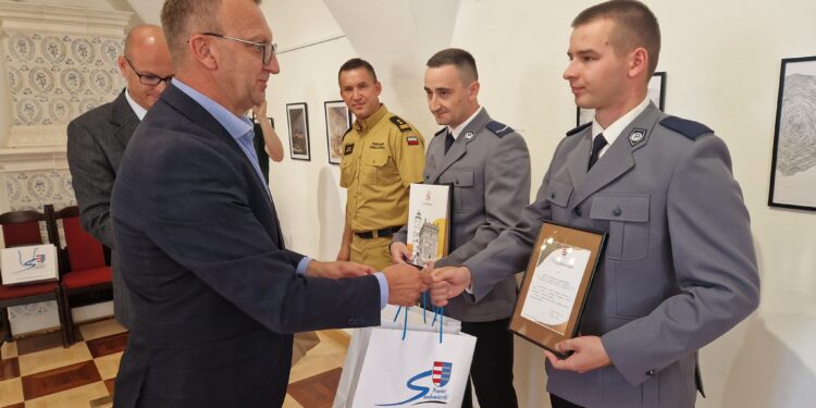 Sandomierz: Policjanci, którzy uratowali tonącą kobietę, otrzymali podziękowania.