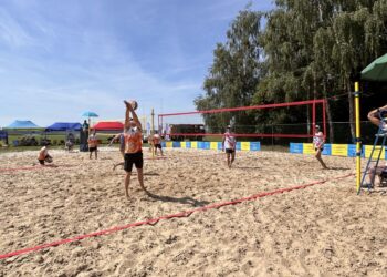 Tarnobrzeg. Strażacy nad jeziorem rywalizowali w siatkówce plażowej