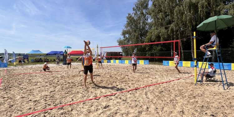 Tarnobrzeg. Strażacy nad jeziorem rywalizowali w siatkówce plażowej