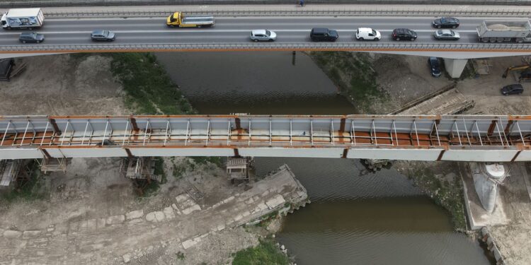 Sandomierz: Stalowa konstrukcja mostu już zamontowana.