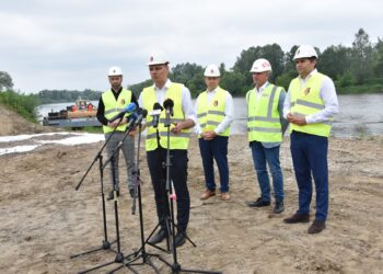 Stalowa Wola: Budowa trzeciego mostu na Sanie przebiega bez zakłóceń