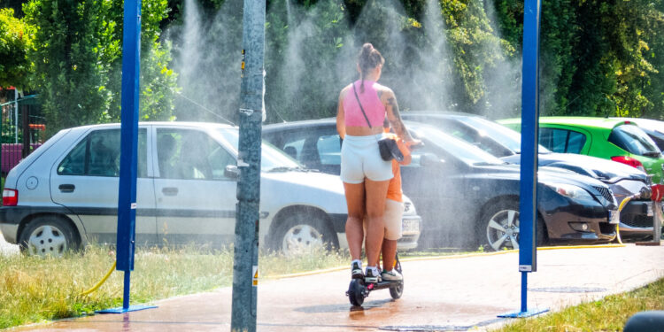 Stalowa Wola: Kurtyny wodne już chłodzą mieszkańców w upalne dni