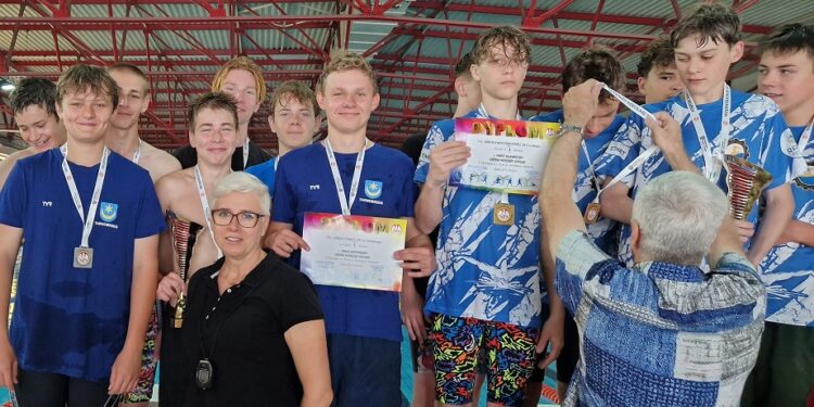 Tarnobrzeg: Sztafeta chłopców w pływaniu zdobyła srebro