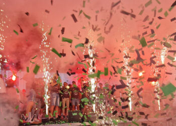 Stalowa Wola: Widowiskową fetą podziękowali drużynie Stali Stalowa Wola za awans do I Ligi