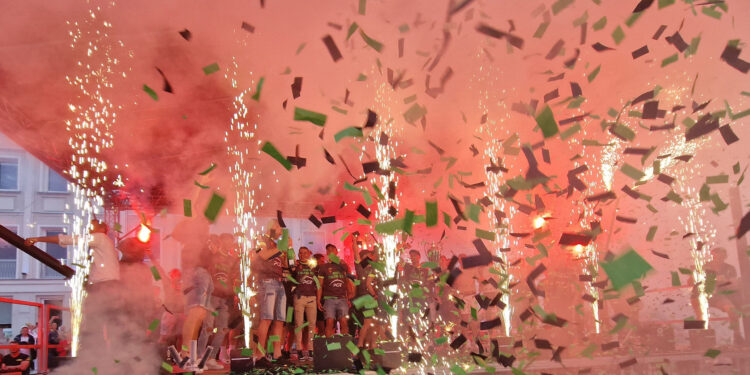 Stalowa Wola: Widowiskową fetą podziękowali drużynie Stali Stalowa Wola za awans do I Ligi