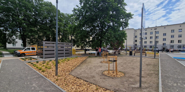 Stalowa Wola: Po ćwierć wieku oczekiwań podwórko przy Balladzie zmodernizowane