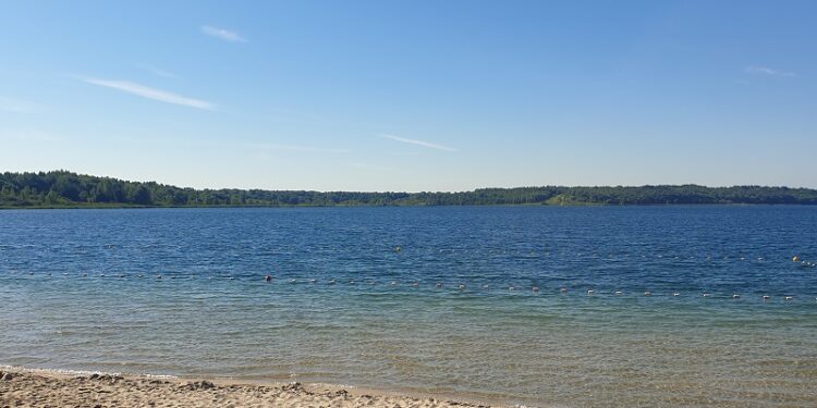 Tarnobrzeg: Ruszyły całodobowe dyżury ratownicze nad Jeziorem Tarnobrzeskim