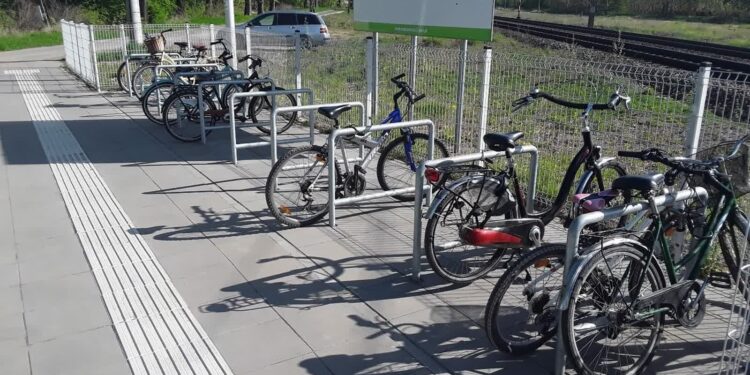 Mielec: Stojaki rowerowe także na mieleckiej kolei
