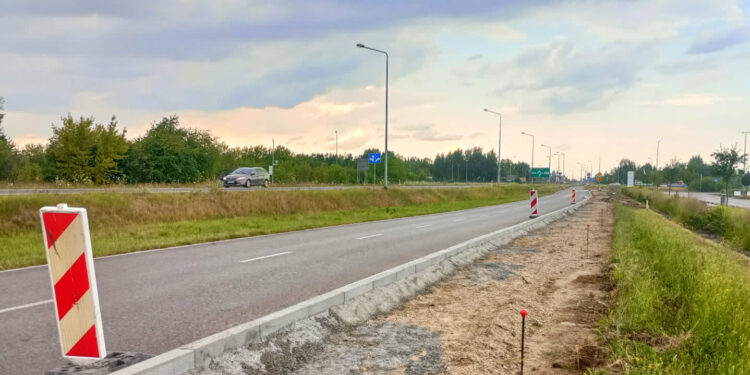 Stalowa Wola: Trwa budowa chodnika przy drodze między galerią a działkami