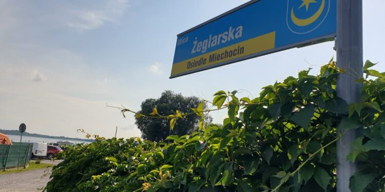 Tarnobrzeg: Szklana tablica nad jeziorem upamiętni twórcę polskiego żeglarstwa