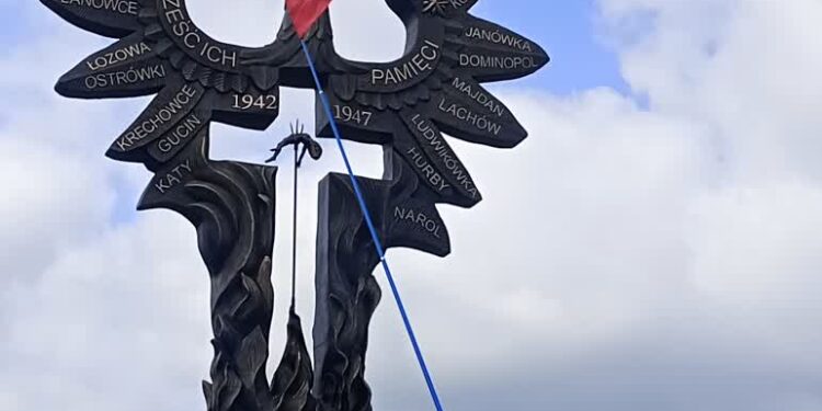 Domostawa: Pomnik Rzezi Wołyńskiej odsłonięty w Domostawie