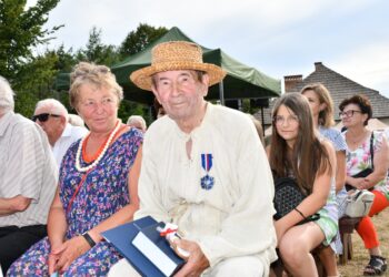 Kolbuszowa, Gorzyce. Artysta ludowy Jan Puk z srebrnym medalem Gloria Artis