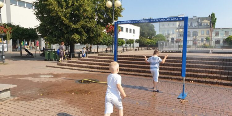 Tarnobrzeg: Kurtyny wodne chłodzą mieszkańców