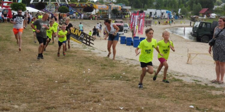 Tarnobrzeg. Przez błoto, piach i wodę do mety. Za nami tegoroczny Run fit