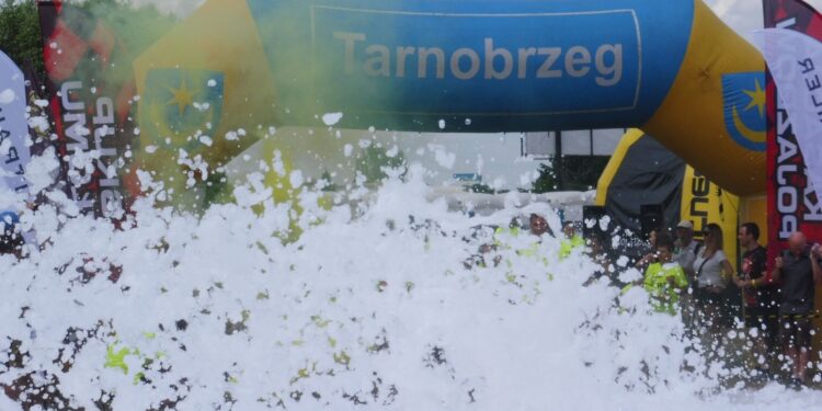 Tarnobrzeg. Przez błoto, piach i wodę do mety. Za nami tegoroczny Run fit