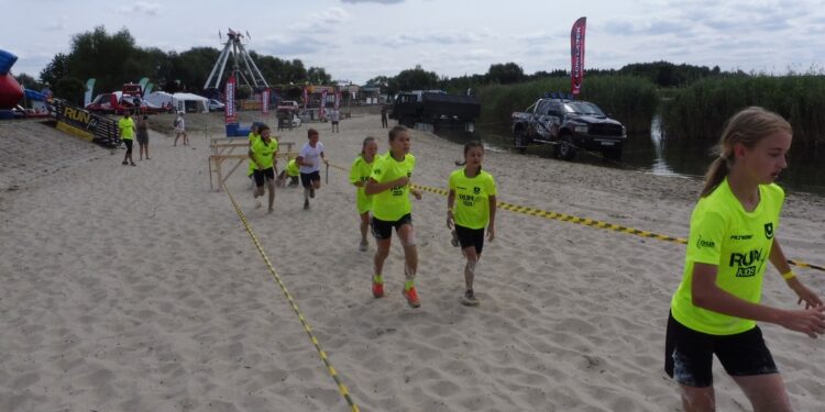 Tarnobrzeg. Przez błoto, piach i wodę do mety. Za nami tegoroczny Run fit