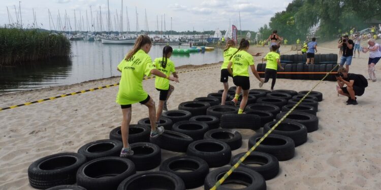 Tarnobrzeg. Przez błoto, piach i wodę do mety. Za nami tegoroczny Run fit