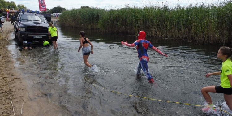 Tarnobrzeg. Przez błoto, piach i wodę do mety. Za nami tegoroczny Run fit