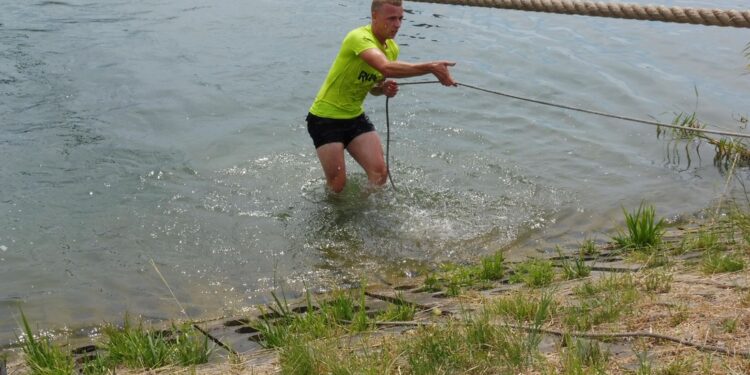 Tarnobrzeg. Przez błoto, piach i wodę do mety. Za nami tegoroczny Run fit