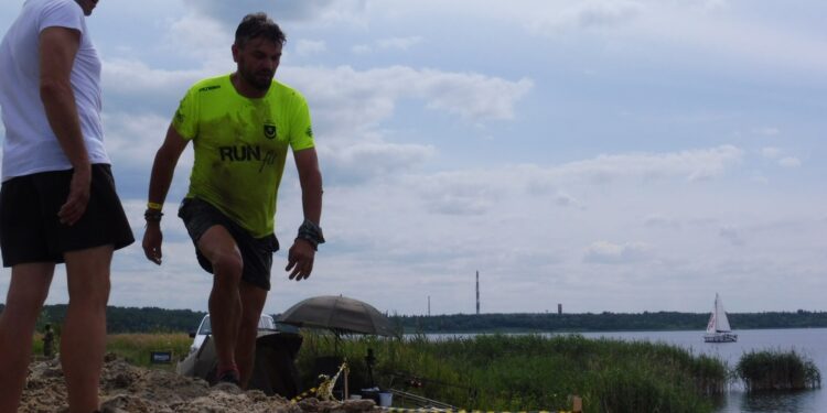 Tarnobrzeg. Przez błoto, piach i wodę do mety. Za nami tegoroczny Run fit