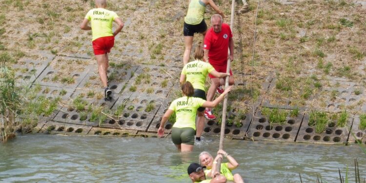 Tarnobrzeg. Przez błoto, piach i wodę do mety. Za nami tegoroczny Run fit