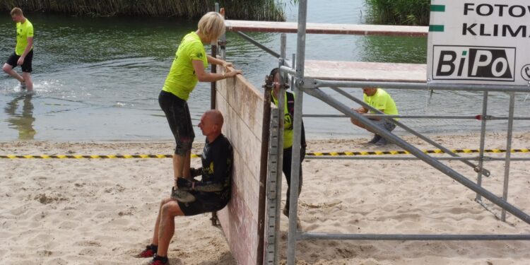 Tarnobrzeg. Przez błoto, piach i wodę do mety. Za nami tegoroczny Run fit