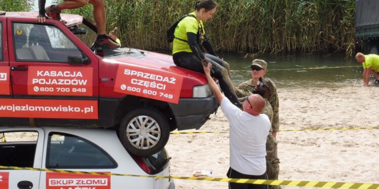 Tarnobrzeg. Przez błoto, piach i wodę do mety. Za nami tegoroczny Run fit