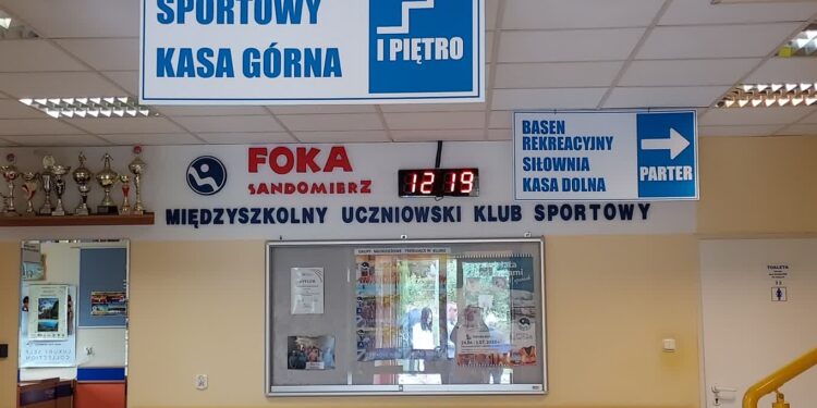 Sandomierz: Ruszyły prace rozbiórkowe na krytej pływalni.