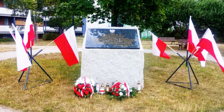 Stalowa Wola: Modlitwą i prelekcją IPN uczcili pamięć ofiar rzezi wołyńskiej