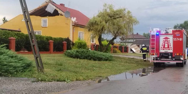 Stalowa Wola: Aż 36 razy wyjeżdżali strażacy do zdarzeń po burzy w Powiecie Stalowowolskim