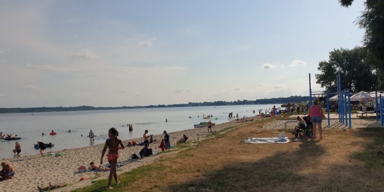 Tarnobrzeg: Widok z kamer na plażę i wodę Jeziora Tarnobrzeskiego dostępny po dłuższej przerwie