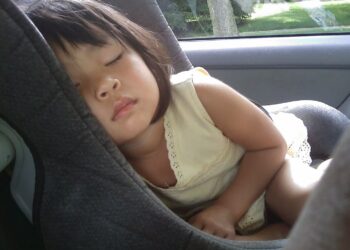 Uwolnili dziecko zatrzaśnięte w aucie