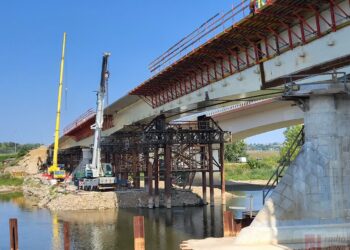 Sandomierz. Budowa nowego mostu przez Wisłę postępuje