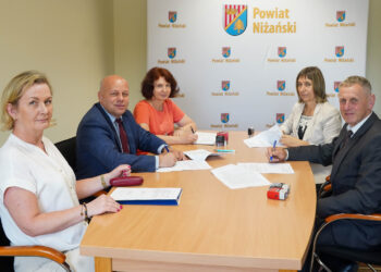 Powiat Niżański: Za kasę z PRFON winda w Urzędzie Gminy w Krzeszowie i wymiana drzwi w warsztatach w Rudniku