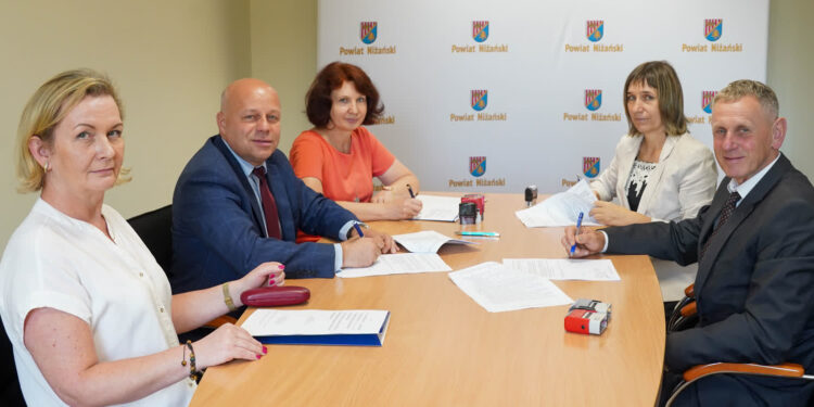 Powiat Niżański: Za kasę z PRFON winda w Urzędzie Gminy w Krzeszowie i wymiana drzwi w warsztatach w Rudniku