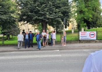 Klimontów: Mieszkańcy mają dość. Bez obwodnicy nie da się żyć.