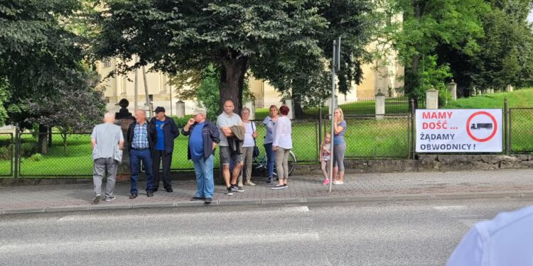 Klimontów: Mieszkańcy mają dość. Bez obwodnicy nie da się żyć.