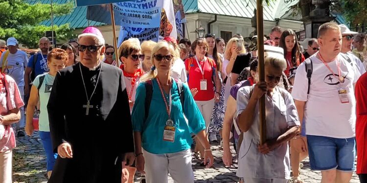 Sandomierz: Pielgrzymi wyruszyli na Jasną Górę (FOTO)