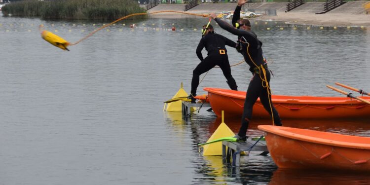 Tarnobrzeg. Strażaccy płetwonurkowie rywalizowali na Jeziorze Tarnobrzeskim